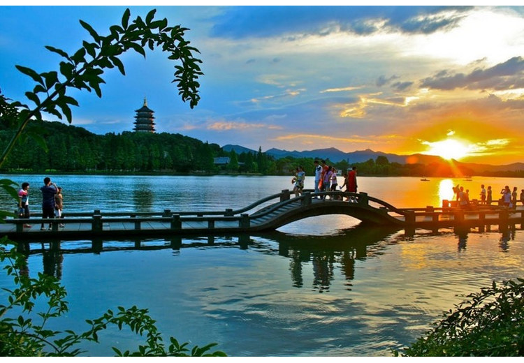 Gia đình nhiều thế hệ chụp ảnh tại Tây Hồ Hàng Châu