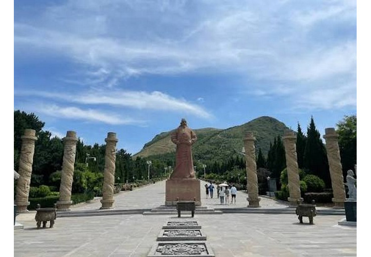 Hàng tượng đá dọc Thần Đạo dẫn vào khu lăng