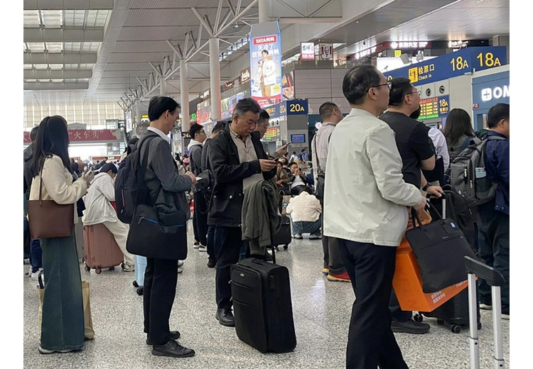  Hành khách xếp hàng qua cửa soát vé tại ga tàu ở Trung Quốc