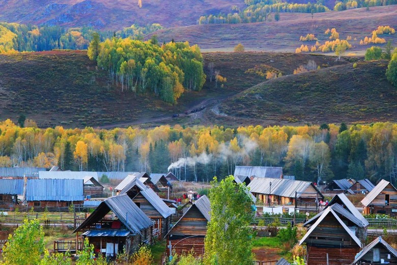 Đài ngắm bình minh tại Hemu với những ngôi nhà gỗ phủ sương sớm