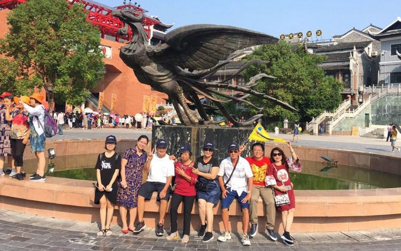 Đài phun nước hình chim phượng hoàng dưới chân tháp Bắc Môn