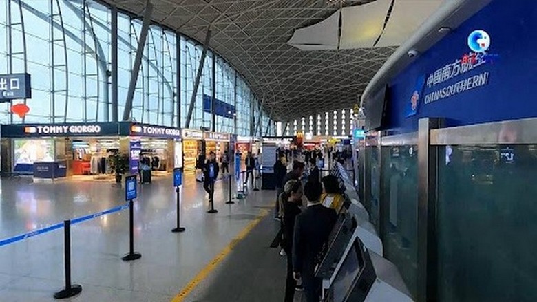 Điểm kiểm soát an ninh tại sân bay Urumqi, cửa ngõ vào Bắc Tân Cương