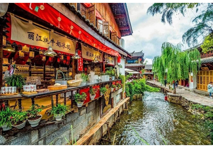 Kênh nước nhỏ chảy dọc một con phố lát đá trong thành cổ Lệ Giang