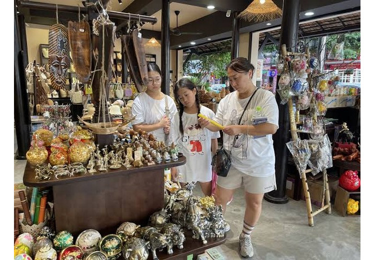 Khách du lịch chọn mua trà và đồ lưu niệm tại một cửa hàng uy tín ở Vân Nam