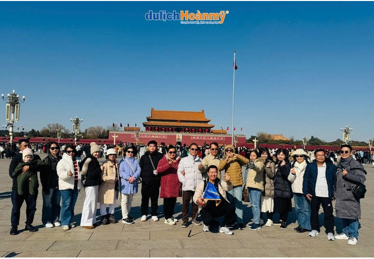 Khách du lịch chụp ảnh lưu niệm trong sân rồng buổi sáng sớm vắng người
