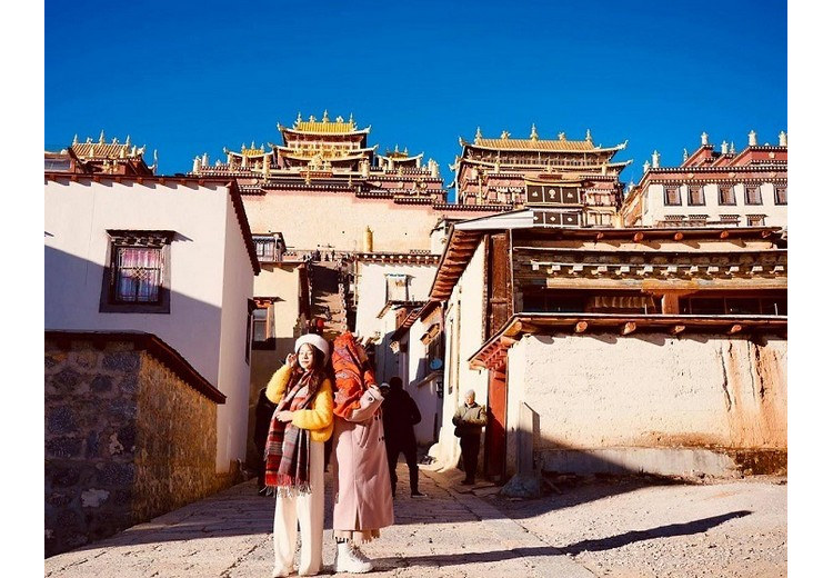 Khách du lịch Hà Nội mặc áo ấm thưởng thức bữa ăn Tạng tại Shangri-La