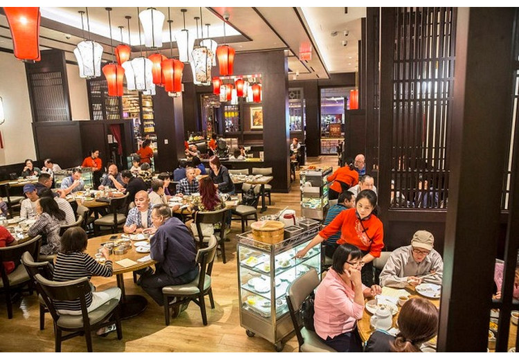 Khách gọi món cùng hướng dẫn viên tại nhà hàng