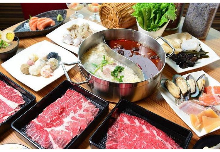 Khách Hà Nội quây quần bên nồi lẩu uyên ương cùng hướng dẫn viên