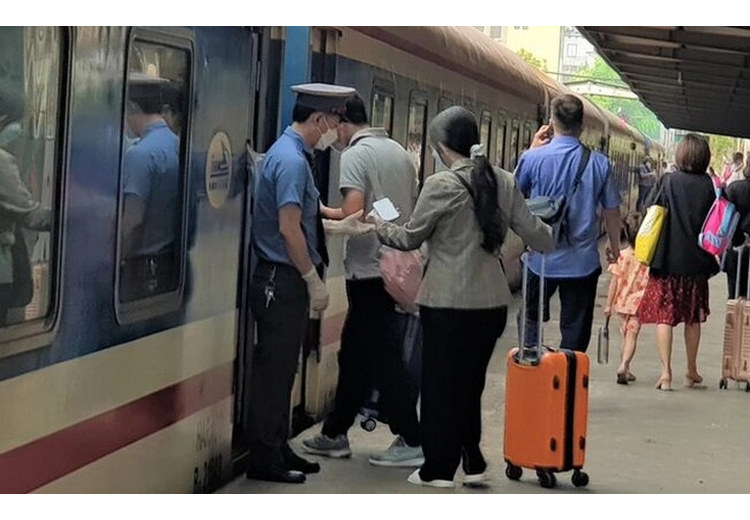 Khách kéo vali di chuyển gần cửa ga tàu điện ngầm