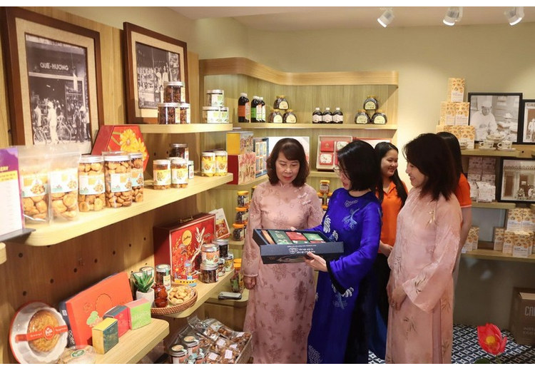Khách mua sắm đặc sản tại phố cổ Khoan Hải Tử Thành Đô