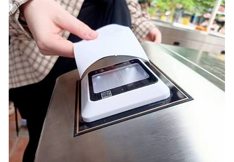 Khách quét mã QR vé điện tử tại cổng vào Cửu Trại Câu