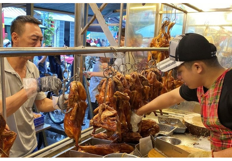 Khách xếp hàng chờ lấy số tại một nhà hàng vịt quay đông khách ở Bắc Kinh