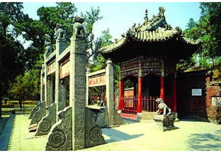 Khu mộ phần phía sau Tẩm Điện tại Quan Lâm