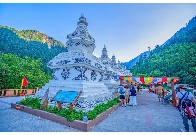 Làng văn hóa Tạng với kiến trúc nhà truyền thống gần Cửu Trại Câu