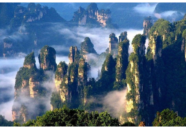 Lớp sương mỏng bay quanh đỉnh cột đá tại Viên Gia Giới vào một sáng mùa thu