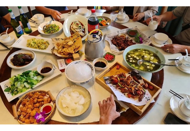 Mâm cơm tour có cơm trắng và nhiều món ít cay hợp khẩu vị Việt