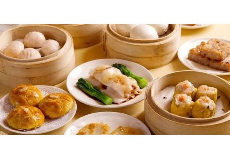 Mâm dim sum Quảng Đông với há cảo và xíu mại