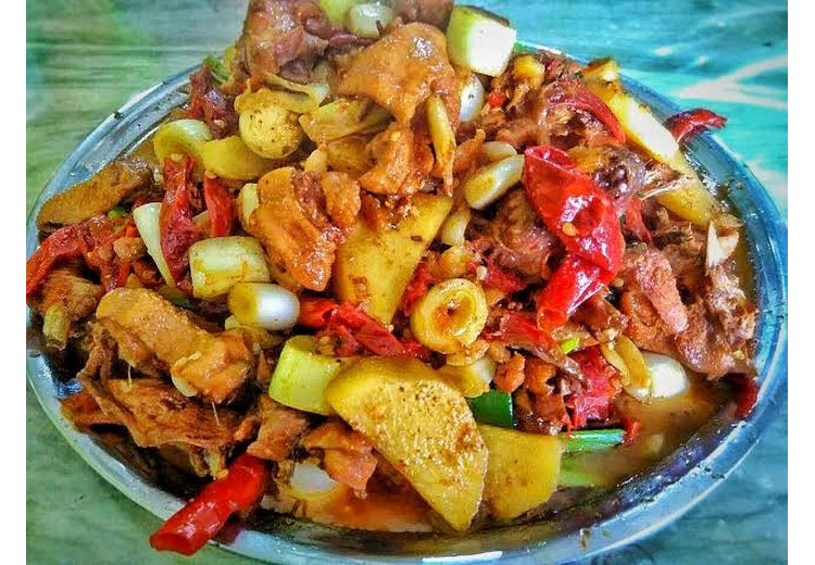 Mâm gà đĩa lớn dapanji, món ăn tiêu biểu khi đi Bắc Tân Cương