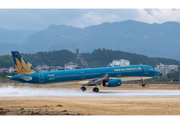 Máy bay hạ cánh tại sân bay Cửu Trại Câu Hoàng Long trên núi cao