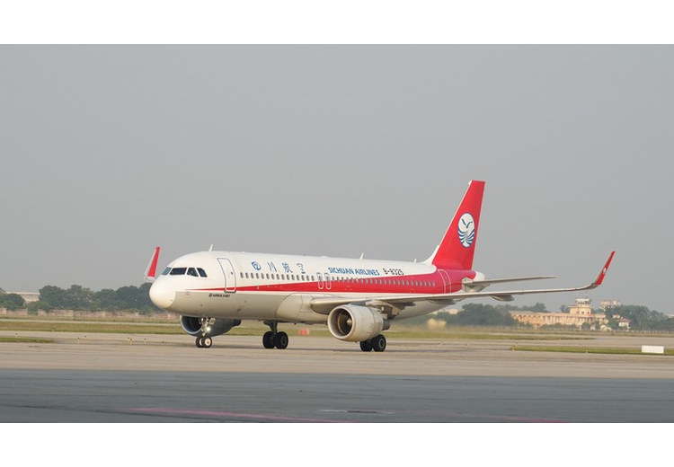 Máy bay Sichuan Airlines tại sân bay Nội Bài chuẩn bị khởi hành đi Thành Đô