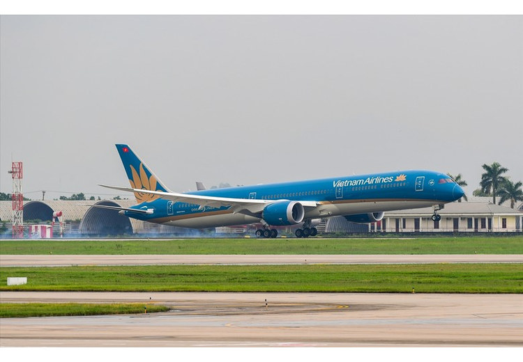 Máy bay Vietnam Airlines chuẩn bị cất cánh tại sân bay Nội Bài
