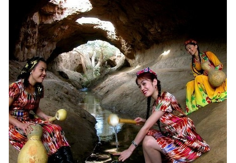 Miệng giếng của hệ thống thủy lợi ngầm karez ở Turpan