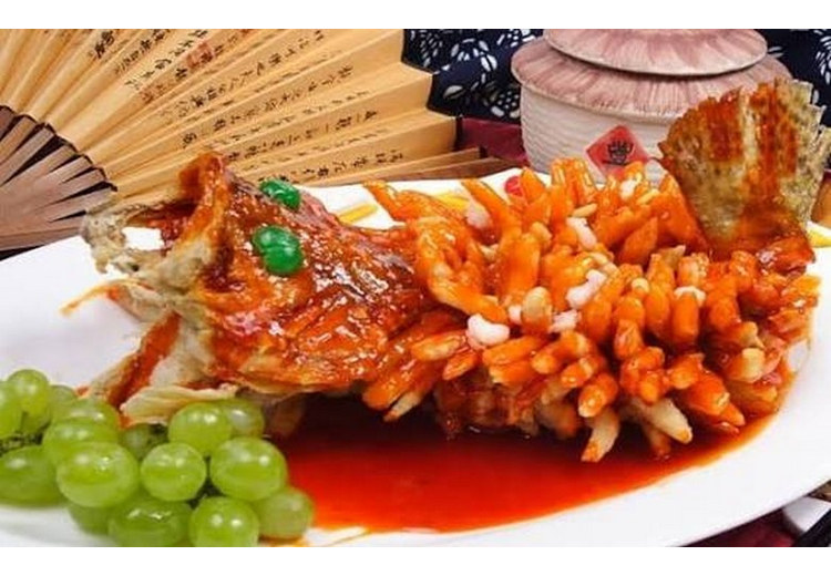 Món cá quế tạo hình con sóc tại một nhà hàng Tô Châu