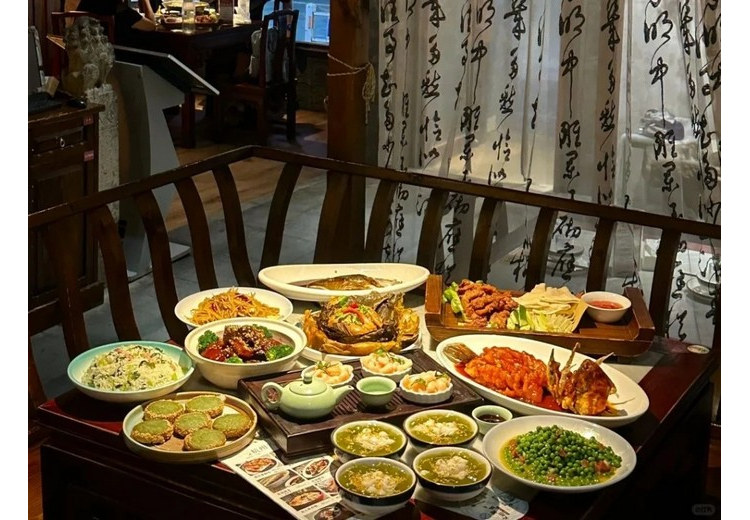Một bàn ăn kiểu Giang Nam với nhiều món thanh đạm bày tại nhà hàng ở Hàng Châu