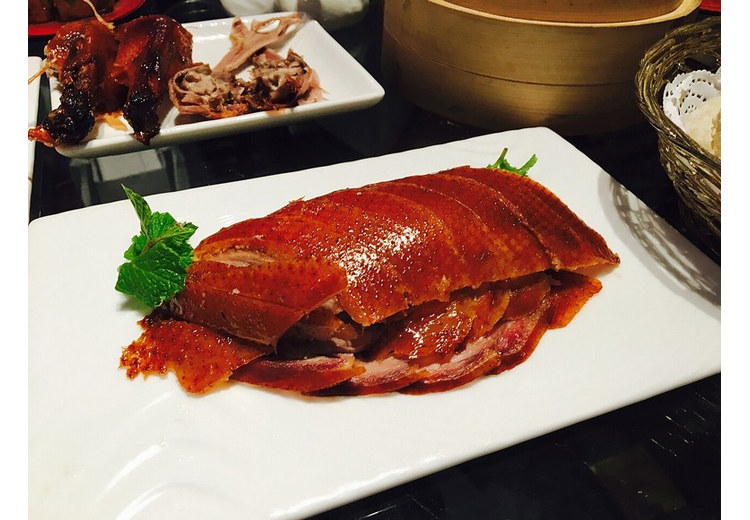 Một con vịt quay Bắc Kinh vừa được thái lát tại nhà hàng