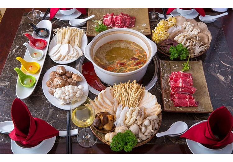 Một gia đình nhiều thế hệ cùng ăn lẩu nấm tại nhà hàng ở Vân Nam