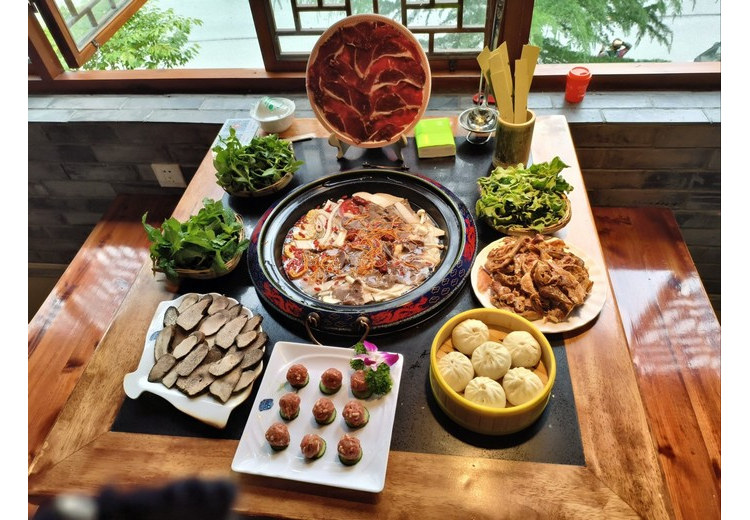 Một mâm ẩm thực Tạng tại Shangri-La gồm trà bơ, tsampa và thịt yak