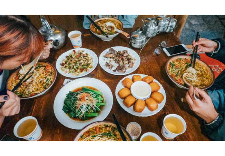Một mâm món ăn chế biến từ các loại hoa ăn được phổ biến ở Vân Nam