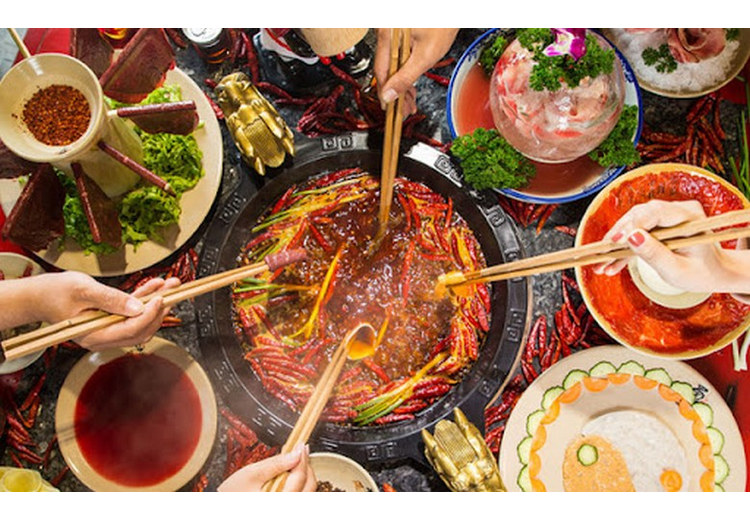 Một nồi lẩu Tứ Xuyên tê cay bốc khói tại quán ăn ở Thành Đô