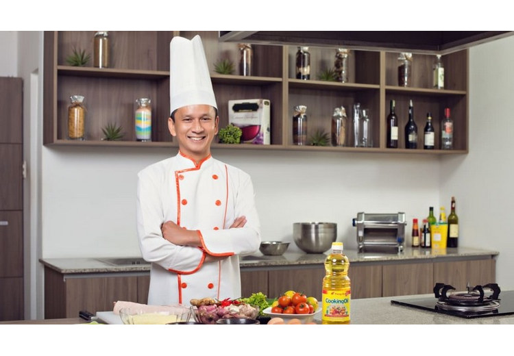 Một tiệm bánh hoa hồng trong phố cổ Đại Lý với bánh mới ra lò