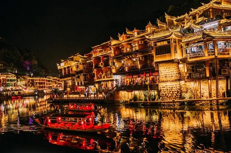 Đèn lồng đỏ soi bóng xuống sông Đà Giang về đêm tại Phượng Hoàng Cổ Trấn