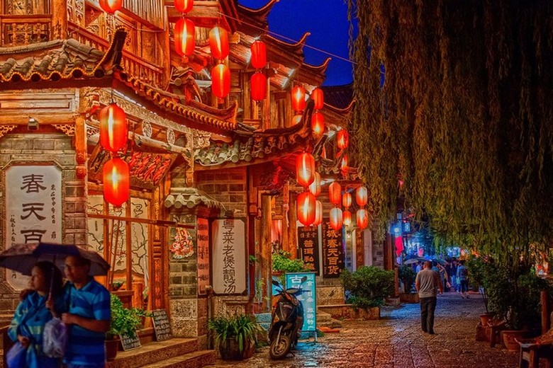 Đèn lồng đỏ thắp sáng phố cổ Lệ Giang khi trời vừa tối