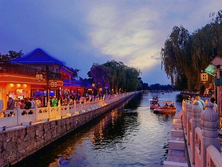 Đèn lồng phản chiếu trên mặt hồ Thập Sát Hải về đêm