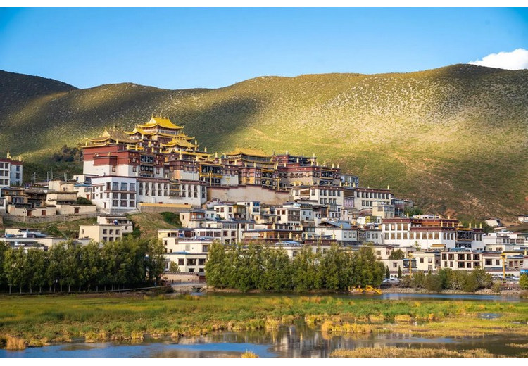 Nắng sớm mùa đông chiếu qua sương giá tại cao nguyên Shangri-La