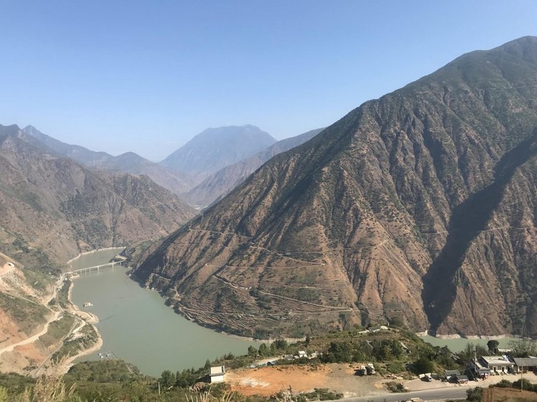 Đường đèo quanh co từ Lệ Giang đi Lư Cô Hồ