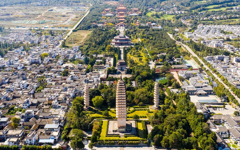 Đường vào Tam Tháp nhìn từ phía thành cổ Đại Lý