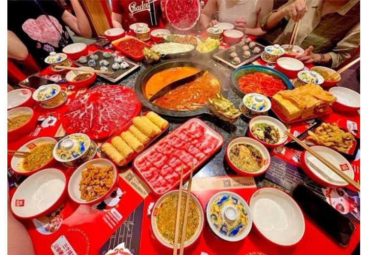 Nhà hàng lẩu đông khách buổi tối gần khu Hoàng Hưng Lộ, Trường Sa