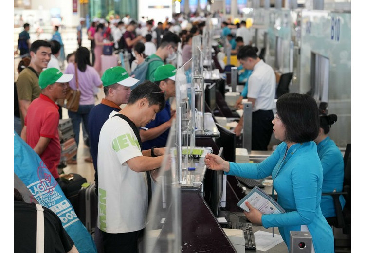 Nhân viên hàng không làm thủ tục check in tại sân bay Nội Bài