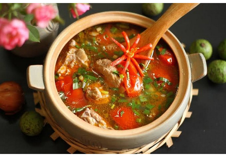 Nồi cá Hồ Nhĩ Hải nấu chua cay kiểu người Bạch trong nồi đất nung