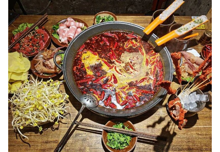 Nồi lẩu cay Tứ Xuyên đỏ rực với ớt và hạt tê