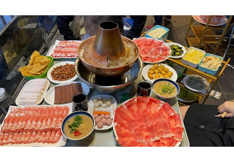 Nồi lẩu đồng thịt cừu kiểu Bắc Kinh với nước lèo trong