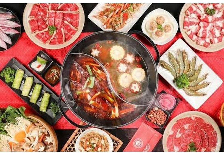 Nồi lẩu uyên ương chia hai màu nước dùng đặt cạnh nồi lẩu dưỡng sinh kiểu Tạng nước trong