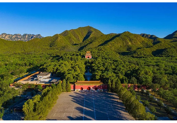 Núi non bao quanh thung lũng Minh Thập Tam Lăng