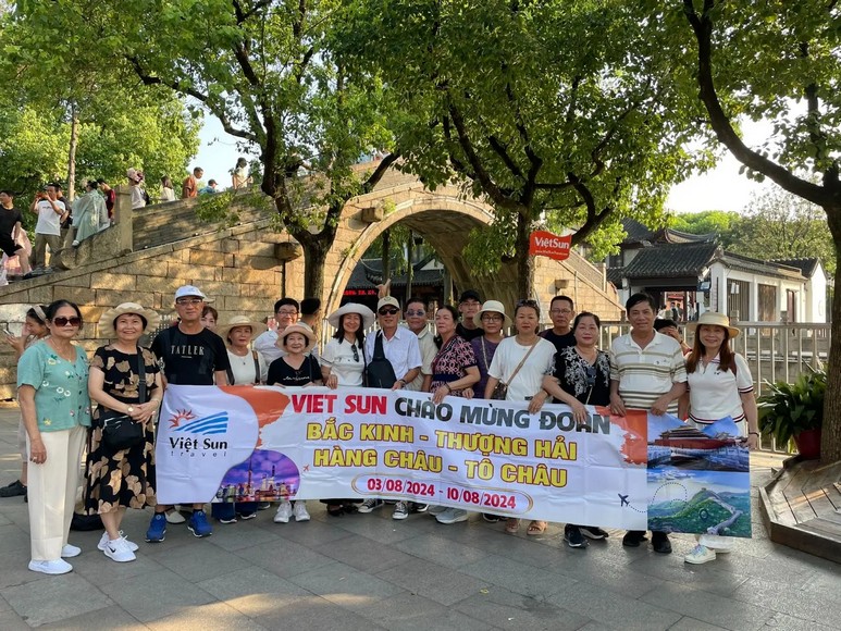 Đoàn khách Hà Nội cùng hướng dẫn viên chuẩn bị lên thuyền dạo Tây Hồ