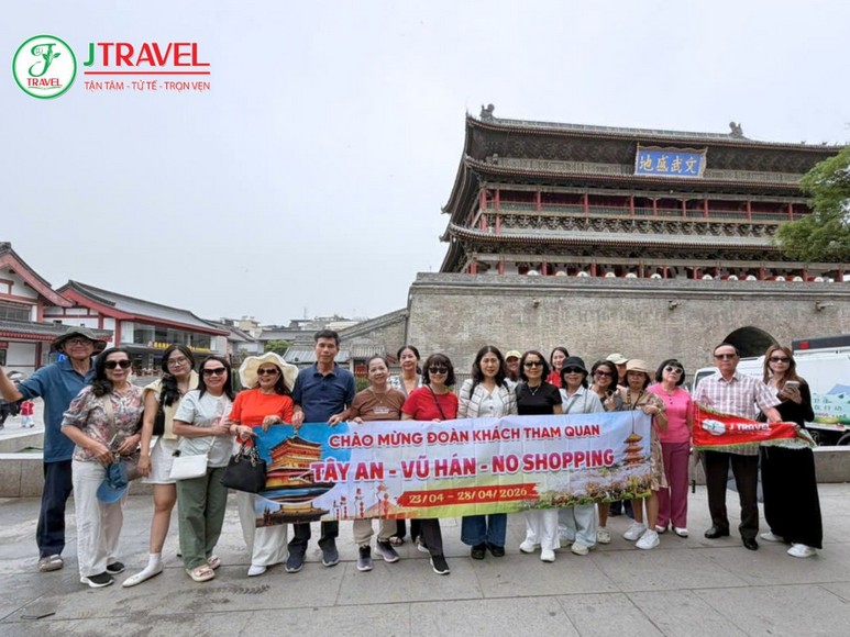 Đoàn khách Hà Nội cùng hướng dẫn viên tại Tây An
