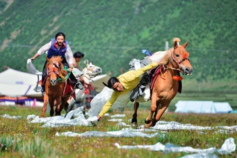 Đoàn khách Hà Nội cưỡi ngựa trên đồng cỏ gần làng Hemu